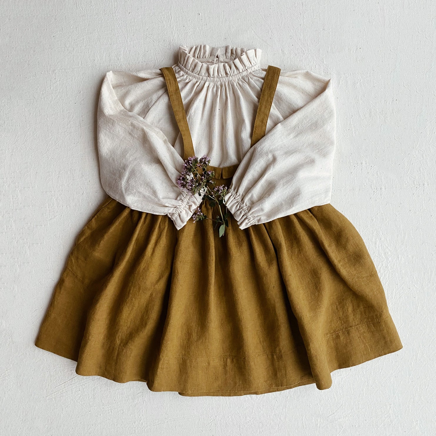 Enola Pinafore, Old Gold – Soor Ploom